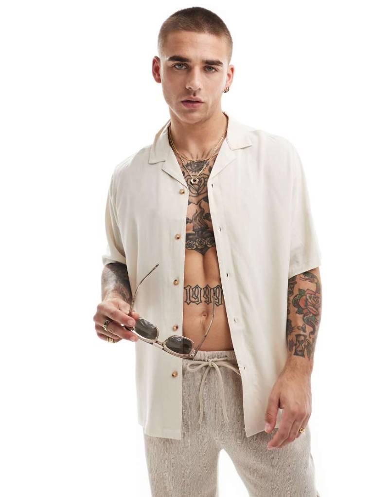 ASOS DESIGN - Legeres Hemd aus Viskose in Ecru mit Reverskragen-Neutral von ASOS DESIGN