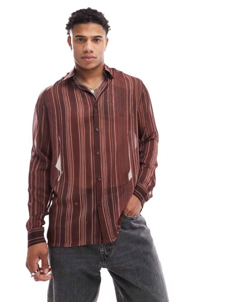 ASOS DESIGN - Legeres Hemd in transparentem Braun mit Streifen von ASOS DESIGN
