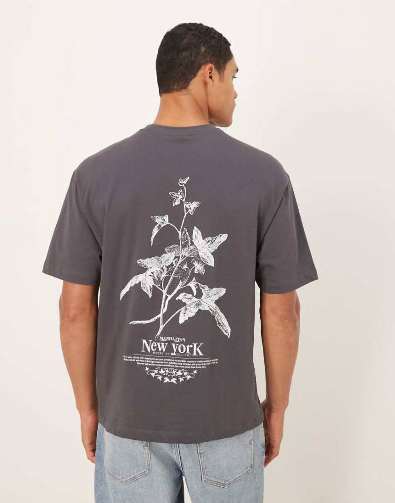 ASOS DESIGN - Legeres T-Shirt in Grau mit Blumenprint von ASOS DESIGN