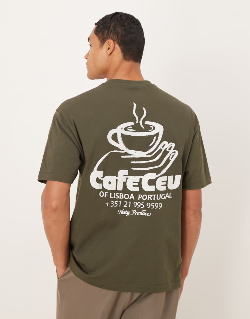 ASOS DESIGN - Legeres T-Shirt in Khaki mit Kaffee-Print-Grün von ASOS DESIGN