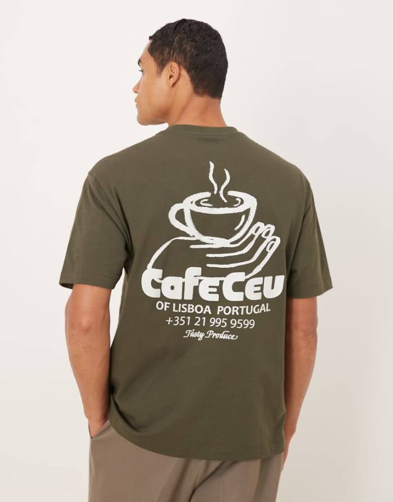 ASOS DESIGN - Legeres T-Shirt in Khaki mit Kaffee-Print-Grün von ASOS DESIGN