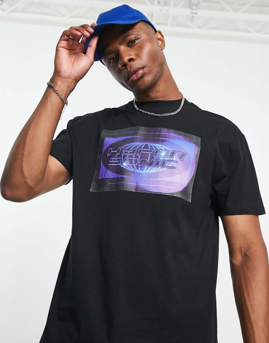 ASOS DESIGN - Legeres T-Shirt in Schwarz mit Cyber-Textprint vorne von ASOS DESIGN