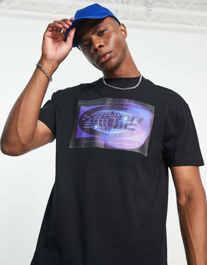 ASOS DESIGN - Legeres T-Shirt in Schwarz mit Cyber-Textprint vorne von ASOS DESIGN