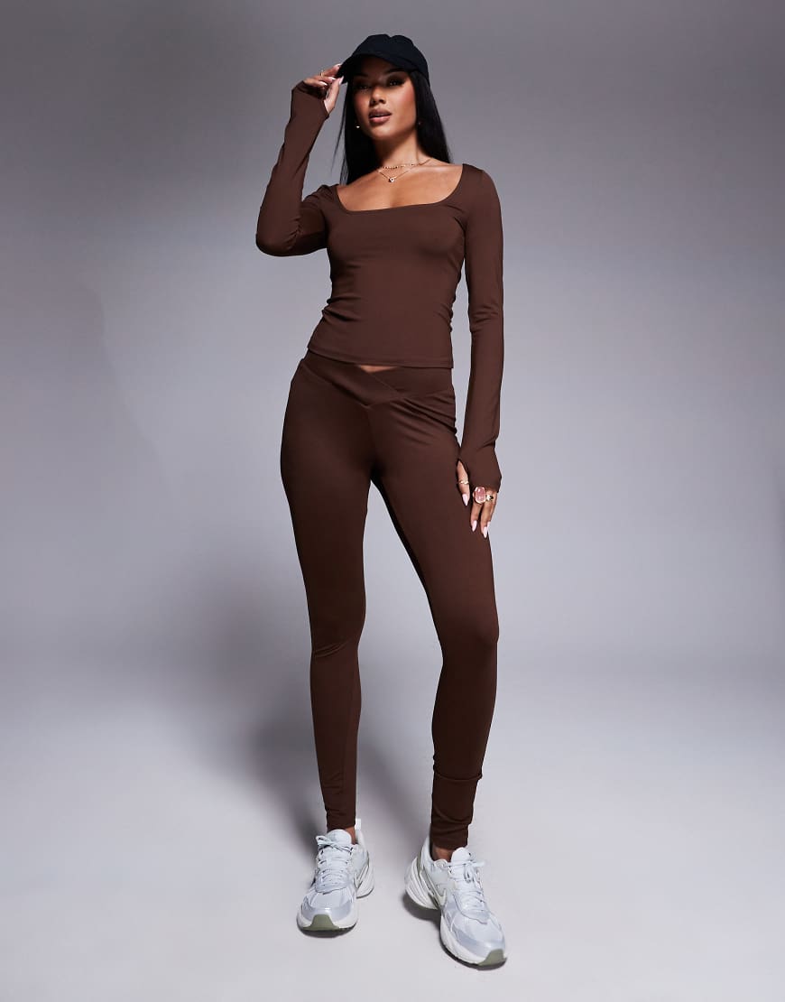 ASOS DESIGN - Leggings aus Polyamid in Braun mit v-förmigem Schnitt vorne ASOS DESIGN - Leggings aus Polyamid in Braun mit v-förmigem Schnitt vorne von ASOS DESIGN