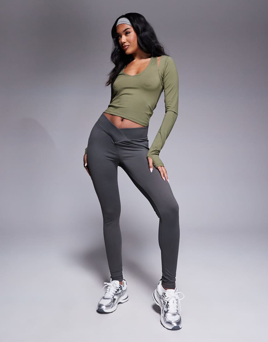 ASOS DESIGN - Leggings in Schiefergrau aus Polyamid mit v-förmigem Schnitt vorne ASOS DESIGN - Leggings in Schiefergrau aus Polyamid mit v-förmigem Schnitt vorne von ASOS DESIGN