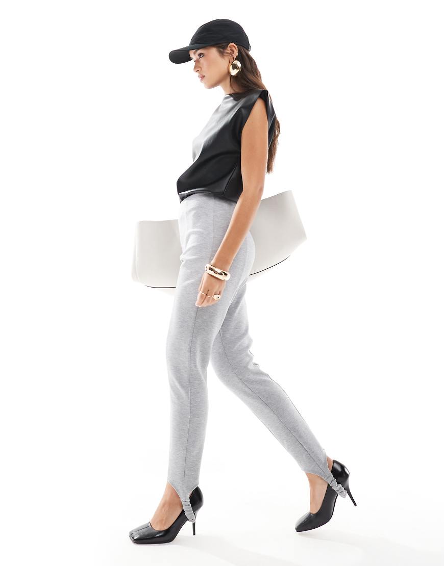 ASOS DESIGN - Leggings in kalkgrauer Neoprenoptik mit Steg ASOS DESIGN - Leggings in kalkgrauer Neoprenoptik mit Steg von ASOS DESIGN