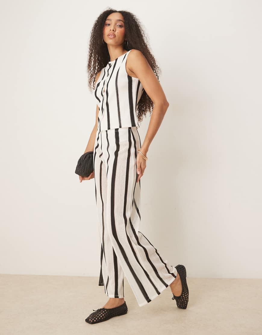 ASOS DESIGN - Leicht durchscheinende, schwarz-weiß gestreifte Hose mit weitem Bein und Häkel-Strukturmuster, Kombiteil-Bunt ASOS DESIGN - Leicht durchscheinende, schwarz-weiß gestreifte Hose mit weitem Bein und Häkel-Strukturmuster, Kombiteil-Bunt von ASOS DESIGN