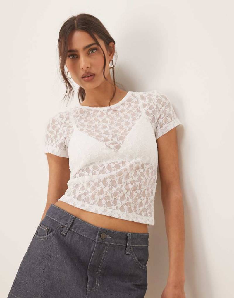 ASOS DESIGN - Leicht durchscheinendes, knapp geschnittenes, kurzärmliges T-Shirt aus Spitze in Weiß von ASOS DESIGN