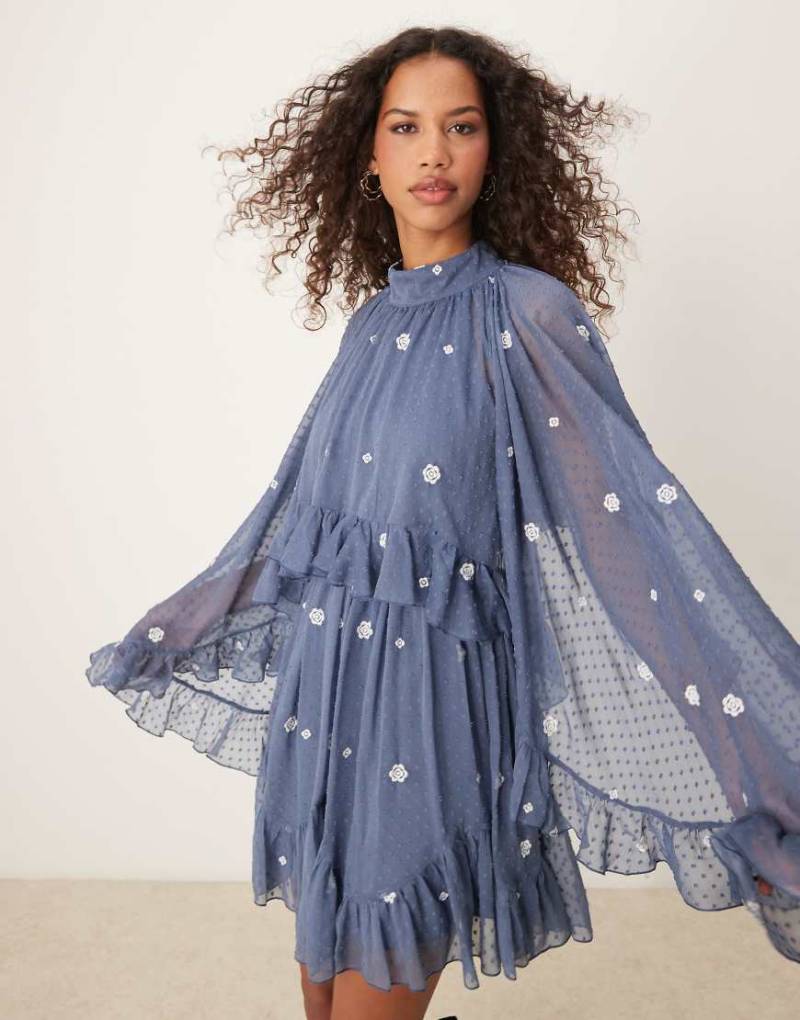 ASOS DESIGN - Leicht genopptes und besticktes Minikleid in Staubblau mit Overlay in Cape-Optik-Marineblau von ASOS DESIGN