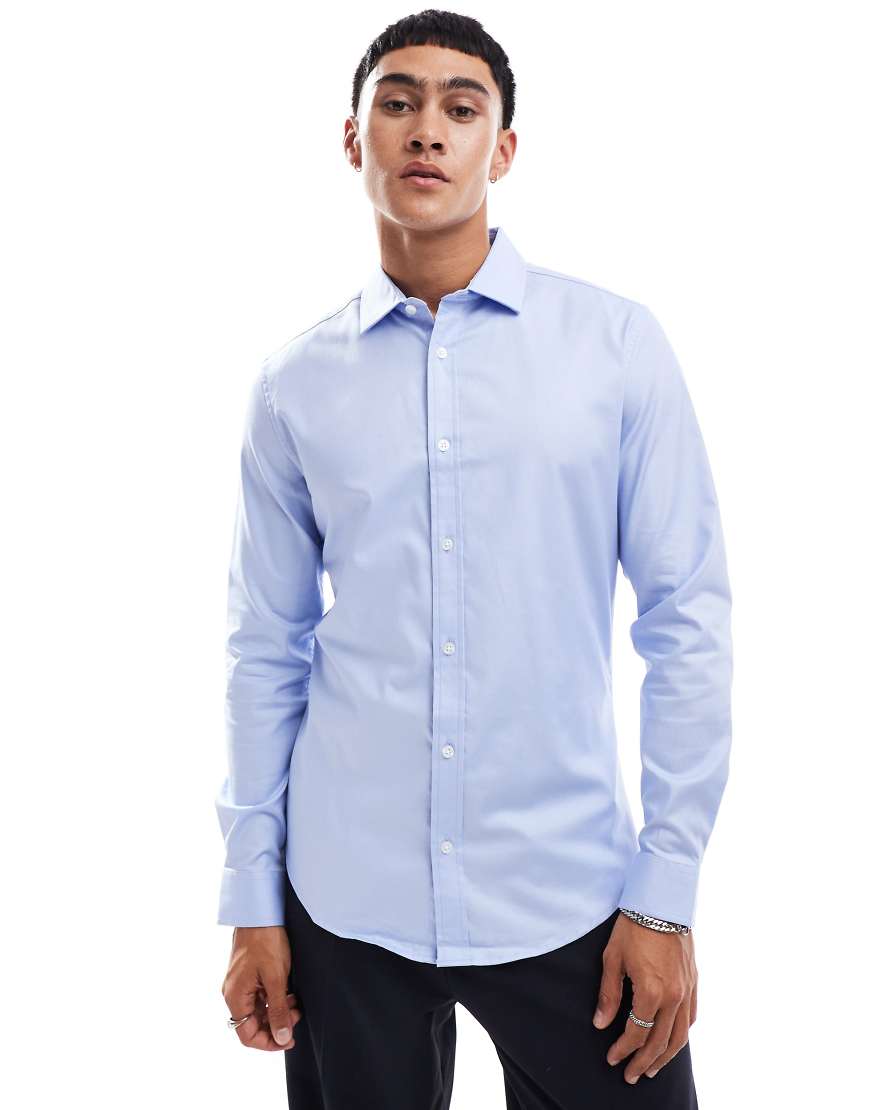 ASOS DESIGN - Leicht zu bügelndes Hemd in Blau mit Haifischkragen und schmalem Schnitt ASOS DESIGN - Leicht zu bügelndes Hemd in Blau mit Haifischkragen und schmalem Schnitt von ASOS DESIGN