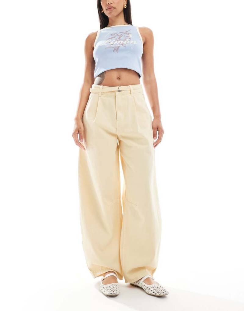 ASOS DESIGN - Leichte Barrel-Jeans in Hellgelb mit Stoffgürtel-Neutral von ASOS DESIGN
