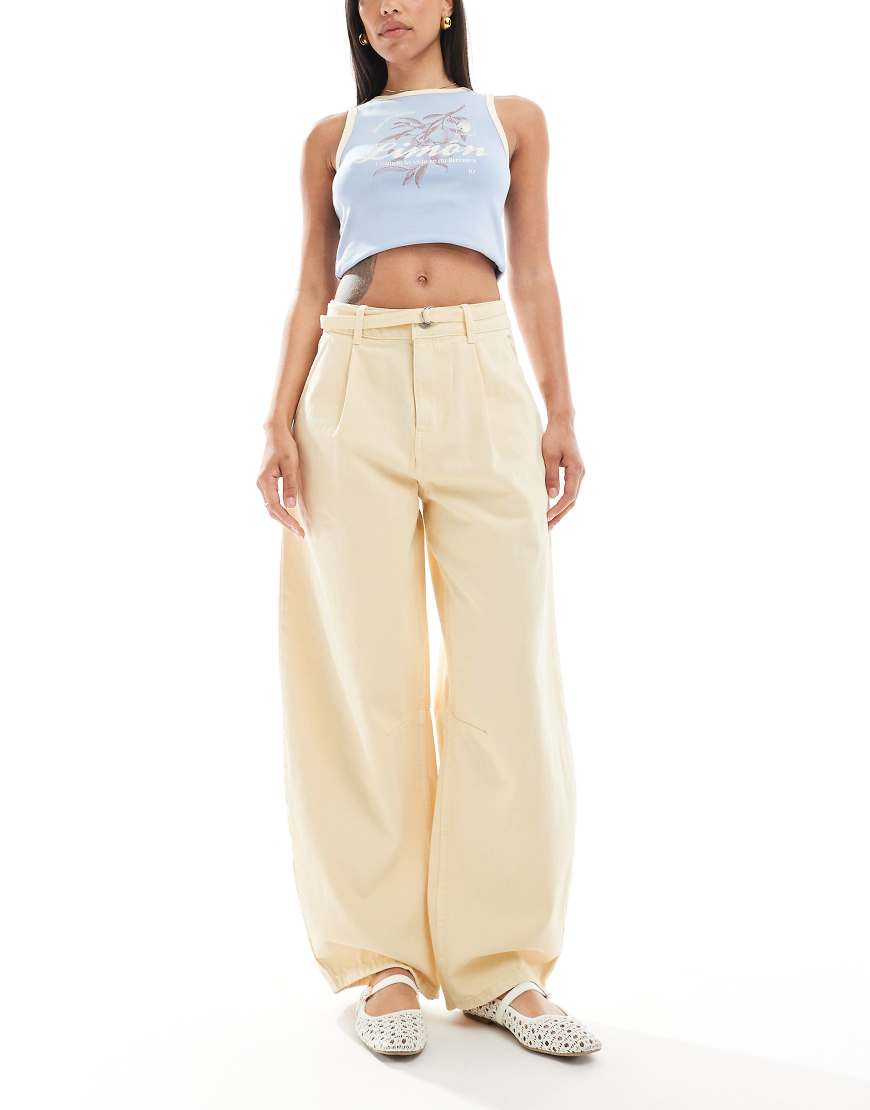 ASOS DESIGN - Leichte Barrel-Jeans in Hellgelb mit Stoffgürtel-Neutral von ASOS DESIGN