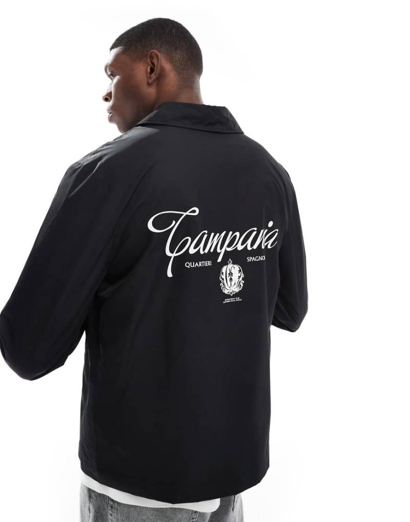 ASOS DESIGN - Leichte Harrington-Jacke in Schwarz mit College-Design und Rückenprint von ASOS DESIGN