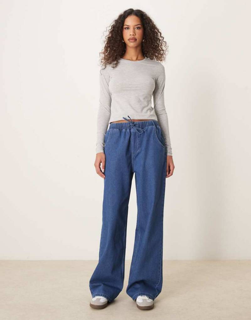 ASOS DESIGN - Leichte Jeans-Jogginghose in Blau mit Kordelzugbund von ASOS DESIGN