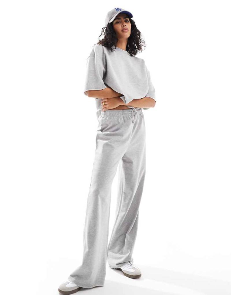 ASOS DESIGN - Leichte Jogginghose in meliertem Grau mit geradem Bein und unbehandeltem Saum von ASOS DESIGN