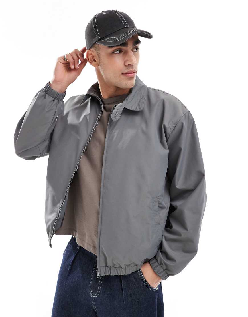 ASOS DESIGN - Leichte Harrington-Jacke in Anthrazit-Grün ASOS DESIGN - Leichte Harrington-Jacke in Anthrazit-Grün von ASOS DESIGN