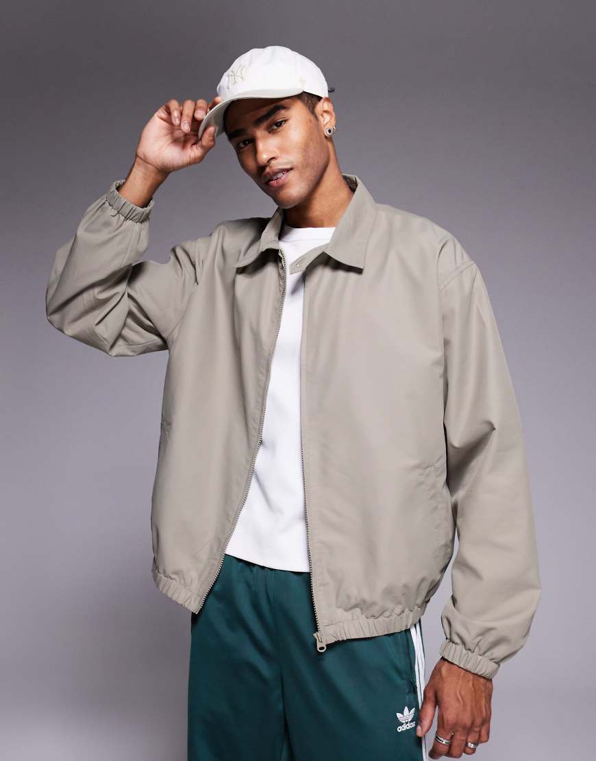 ASOS DESIGN - Leichte Oversize-Harrington-Jacke in Pilzbraun ASOS DESIGN - Leichte Oversize-Harrington-Jacke in Pilzbraun von ASOS DESIGN