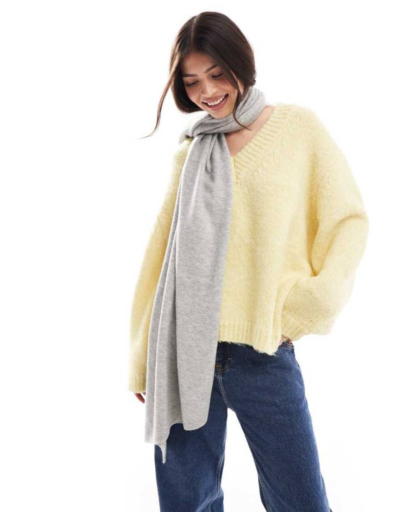 ASOS DESIGN - Leichter Strickschal in Grau meliert von ASOS DESIGN