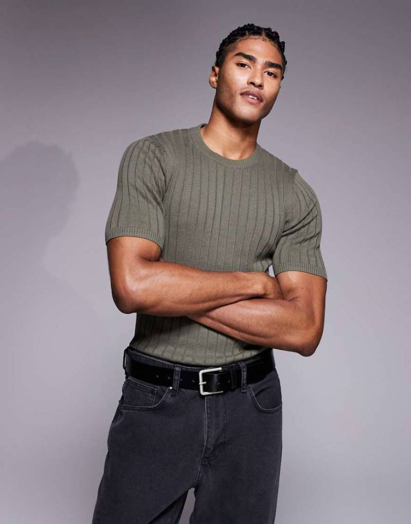 ASOS DESIGN - Leichtes, figurbetontes T-Shirt aus Rippstrick in Khaki-Grün von ASOS DESIGN