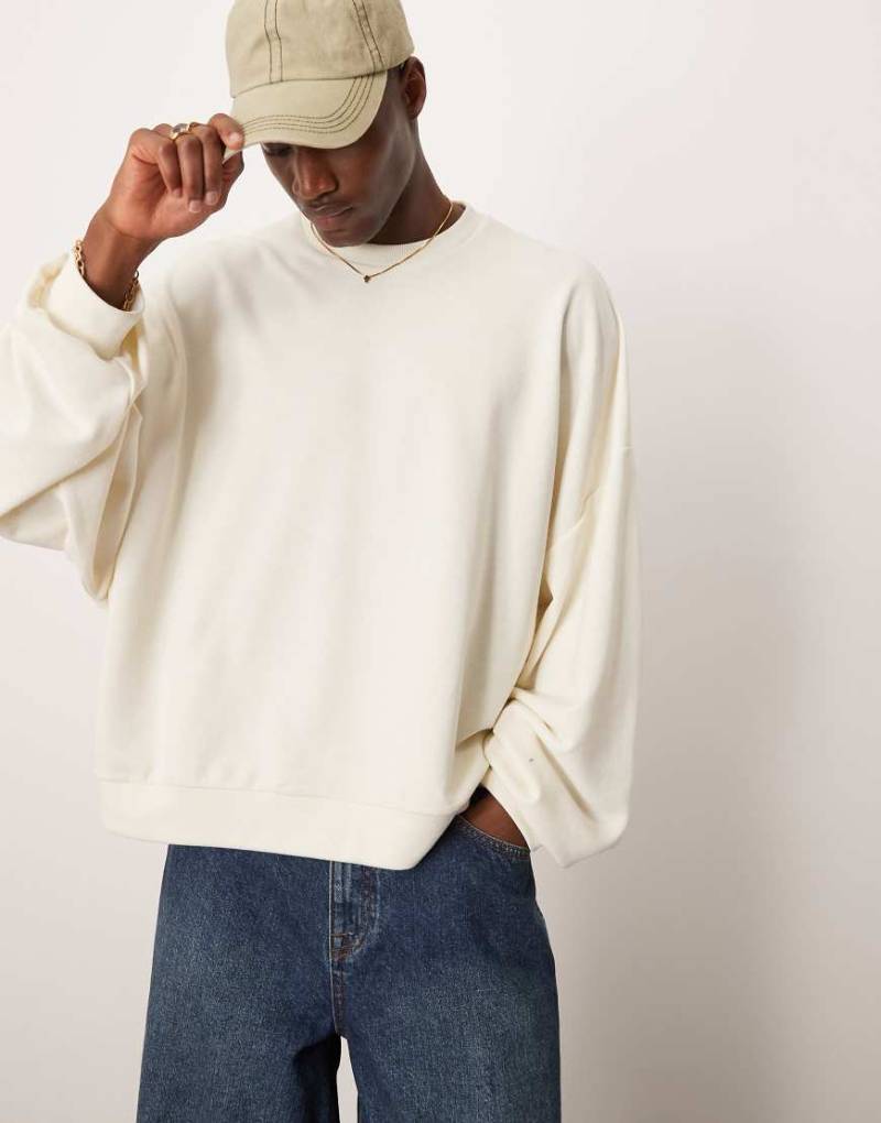 ASOS DESIGN - Leichtes, kastiges Sweatshirt in Wollweiß mit extremer Oversize-Passform von ASOS DESIGN