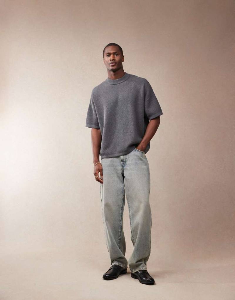 ASOS DESIGN - Leichtes, strukturiertes Strick-T-Shirt in Anthrazitgrau mit Oversize-Passform von ASOS DESIGN