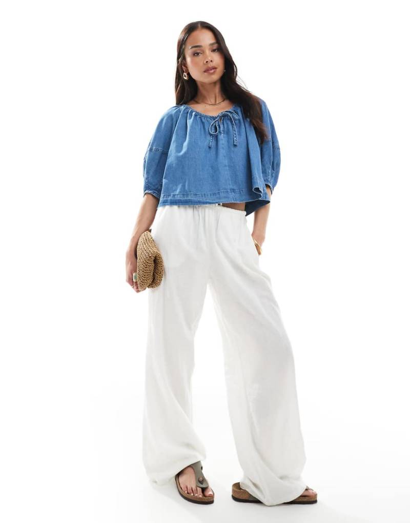 ASOS DESIGN - Leichtes Jeans-Oberteil in Mittelblau mit gebundener Vorderseite von ASOS DESIGN