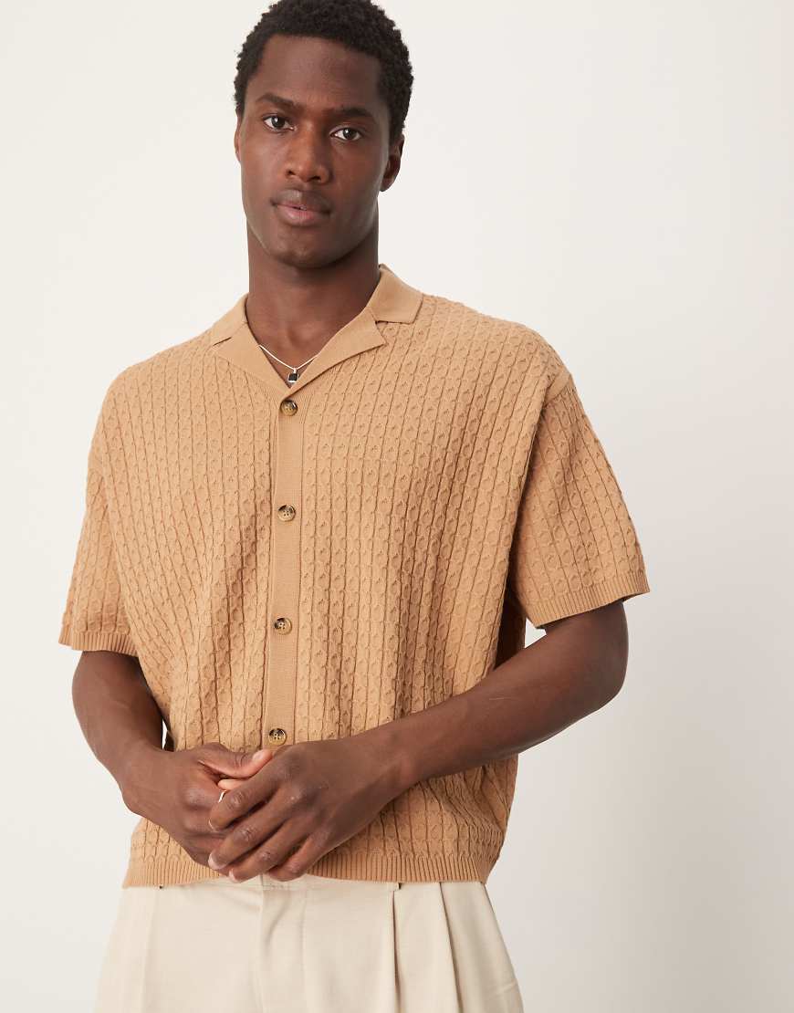 ASOS DESIGN - Leichtes Oversize-Strickhemd in Braun mit Zopfmuster ASOS DESIGN - Leichtes Oversize-Strickhemd in Braun mit Zopfmuster von ASOS DESIGN