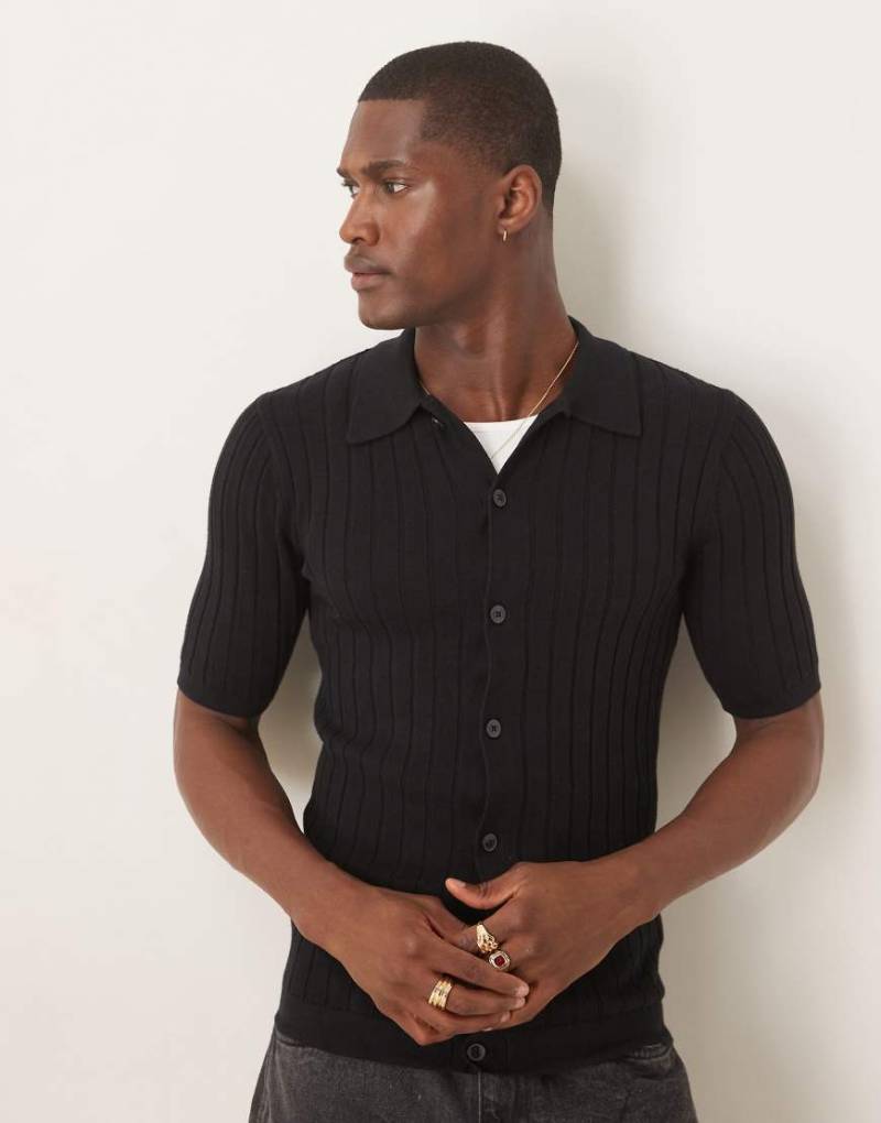ASOS DESIGN - Leichtes Polohemd aus Rippstrick in Schwarz mit durchgehender Knopfleiste von ASOS DESIGN