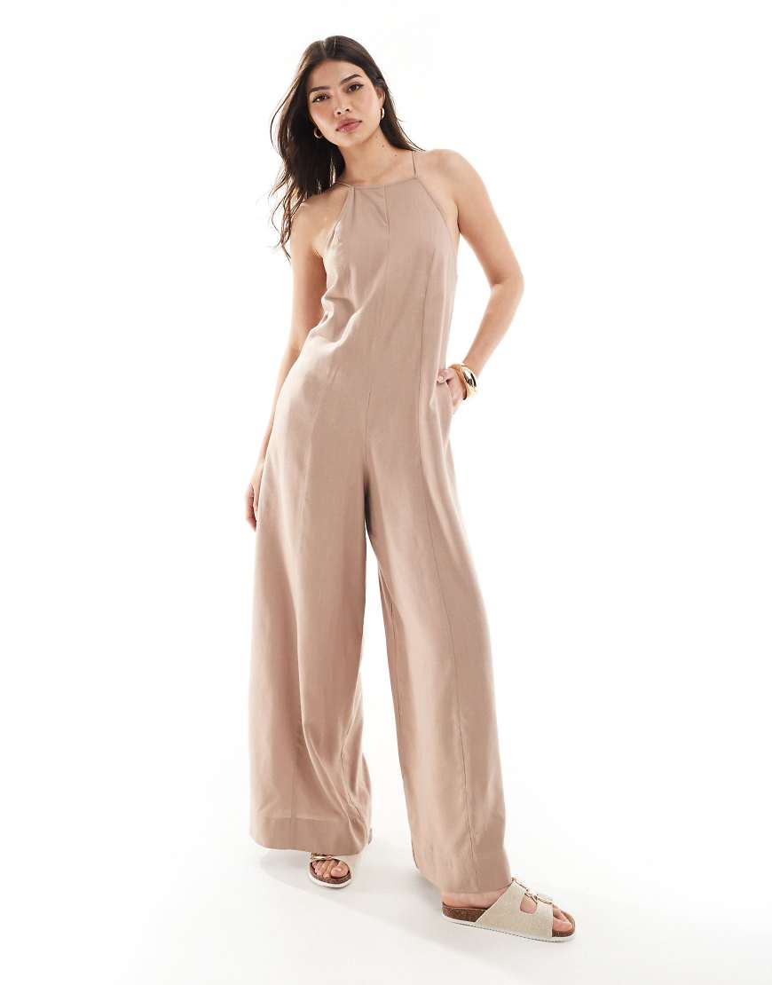 ASOS DESIGN - Leinen-Jumpsuit in Mandelbraun mit Racer-Ausschnitt und Kreuzschraffur-Neutral ASOS DESIGN - Leinen-Jumpsuit in Mandelbraun mit Racer-Ausschnitt und Kreuzschraffur-Neutral von ASOS DESIGN