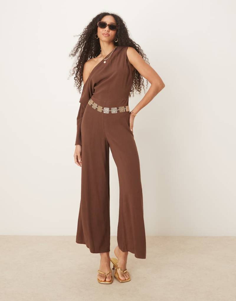 ASOS DESIGN - Leinen-Jumpsuit in Schokobraun mit abfallender Schulterpartie von ASOS DESIGN