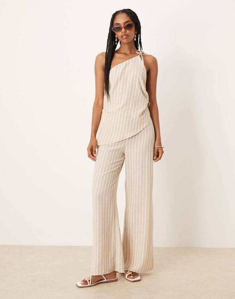 ASOS DESIGN - Leinen-Jumpsuit in gestreiftem Steinbeige mit asymmetrischen Bändern-Neutral von ASOS DESIGN