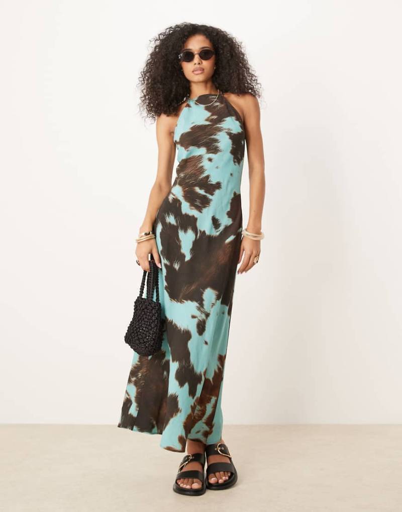 ASOS DESIGN - Leinen-Maxikleid in Blau mit Kuhfellmuster und Ringerücken-Bunt von ASOS DESIGN