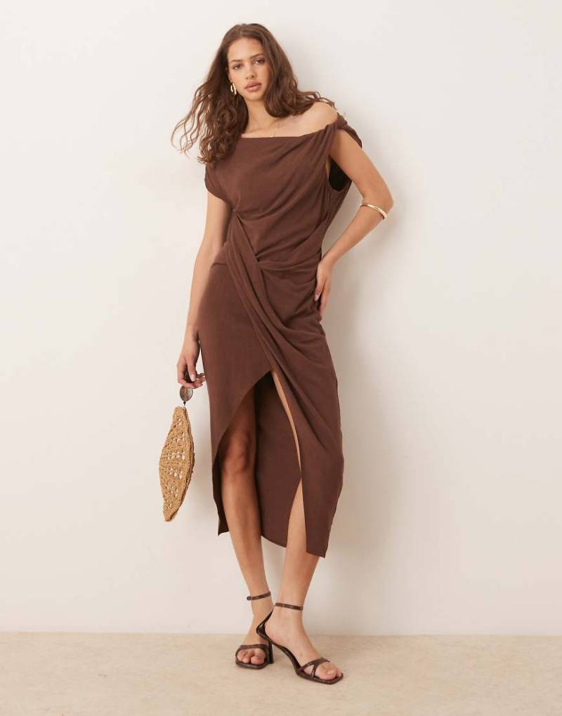 ASOS DESIGN - Leinen-Midikleid in Schokobraun mit Wickelrock und fallender, verdrehter Schulterpartie von ASOS DESIGN