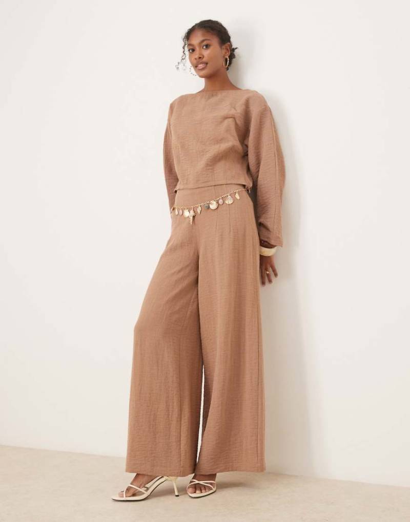 ASOS DESIGN - Leinenmix-Hose in Taupe mit Knitterstruktur und hohem Korsett-Bund, Kombiteil-Braun von ASOS DESIGN