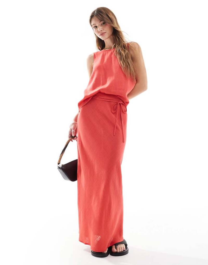ASOS DESIGN - Leinenmix-Midirock in Rot mit Schrägschnitt von ASOS DESIGN