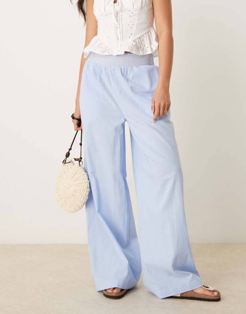 ASOS DESIGN - Leinenmix-Schlupfhose in Blau mit weitem Bein und gesmoktem Kontrastbund von ASOS DESIGN
