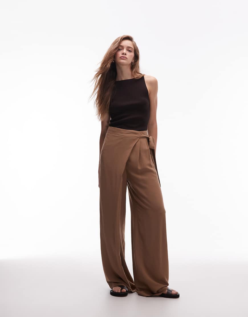 ASOS DESIGN - Leinenmix-Wickelhose in Braun mit weitem Bein-Rot von ASOS DESIGN