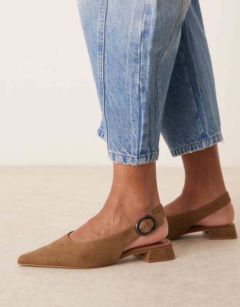 ASOS DESIGN - Leonora - Ballerinas aus Wildlederimitat in Taupe mit Fersenriemchen-Braun von ASOS DESIGN