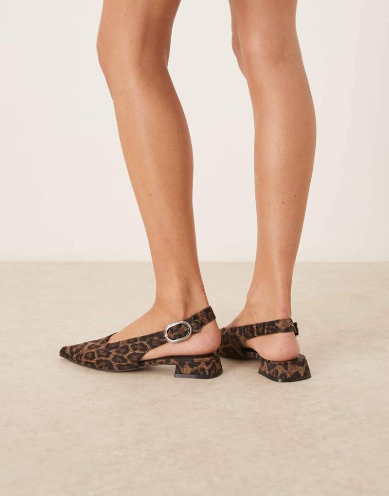 ASOS DESIGN - Leonora - Stoff-Ballerinas mit Fersenriemen und Leopardenmuster-Bunt von ASOS DESIGN