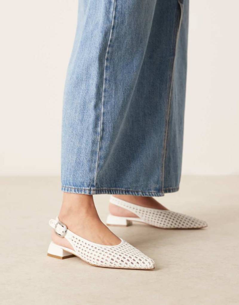 ASOS DESIGN - Leonora - Webmuster-Ballerinas in Weiß mit Fersenriemen ASOS DESIGN - Leonora - Webmuster-Ballerinas in Weiß mit Fersenriemen von ASOS DESIGN