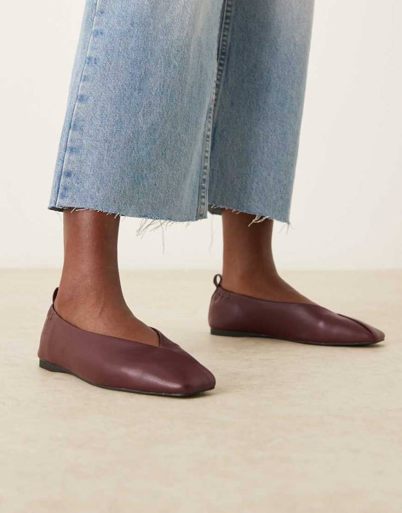 ASOS DESIGN - Leslie - Ballerinas in Burgunderrot mit eckiger Zehenpartie ASOS DESIGN - Leslie - Ballerinas in Burgunderrot mit eckiger Zehenpartie von ASOS DESIGN