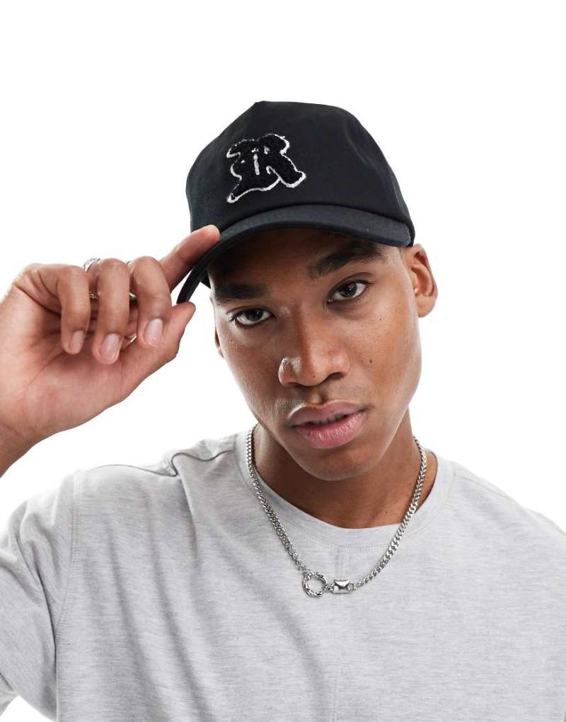 ASOS DESIGN - Baseballkappe in Schwarz mit Buchstaben-Aufnäher von ASOS DESIGN
