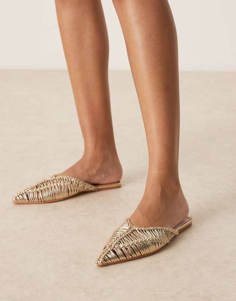 ASOS DESIGN - Levant - Spitze, flache Mules in Goldoptik mit Flechtstruktur-Goldfarben von ASOS DESIGN