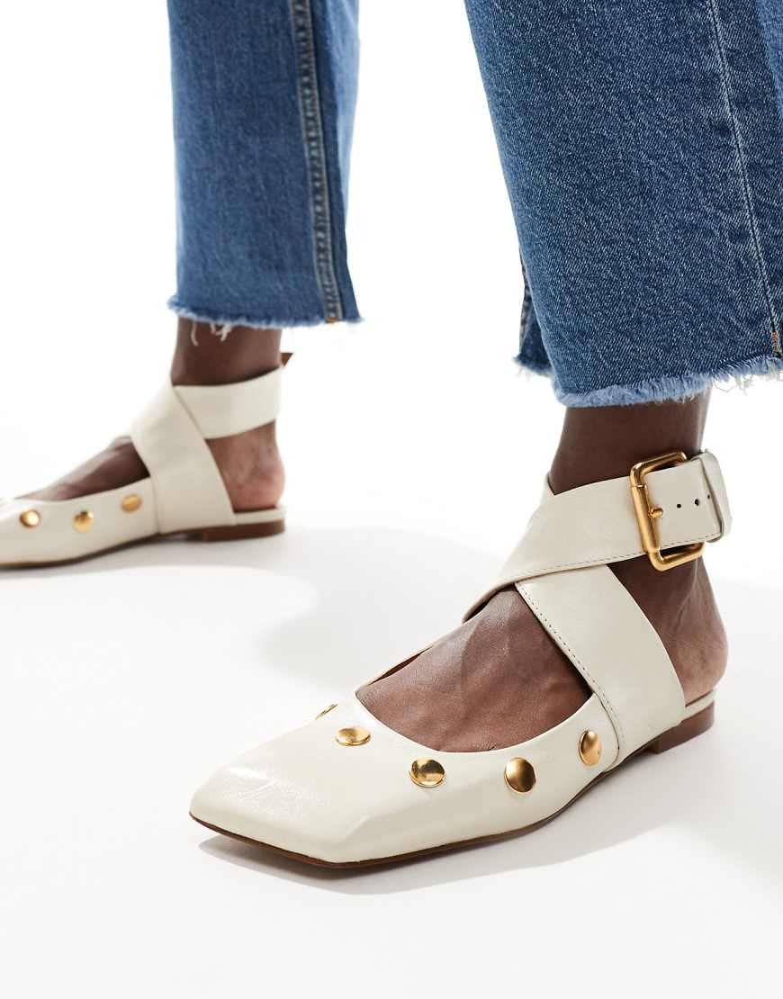 ASOS DESIGN - Level - Hochwertige Leder-Ballerinas in gebrochenem Weiß mit Nietenbesatz von ASOS DESIGN