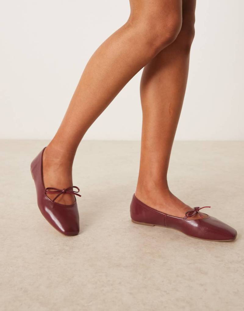 ASOS DESIGN - Lilah - Mary-Jane-Ballerinas in Burgunderrot mit Schleifenverzierung von ASOS DESIGN