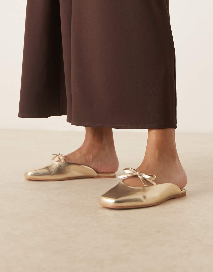 ASOS DESIGN - Lilo - Ballerina-Mules in Gold mit Schleife-Goldfarben ASOS DESIGN - Lilo - Ballerina-Mules in Gold mit Schleife-Goldfarben von ASOS DESIGN