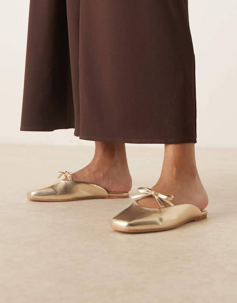 ASOS DESIGN - Lilo - Ballerina-Mules in Gold mit Schleife-Goldfarben von ASOS DESIGN