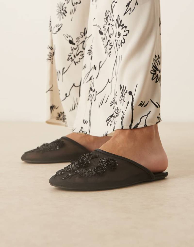 ASOS DESIGN - Lilyana - Verzierte Mules-Ballerinas aus Netzstoff in Schwarz von ASOS DESIGN