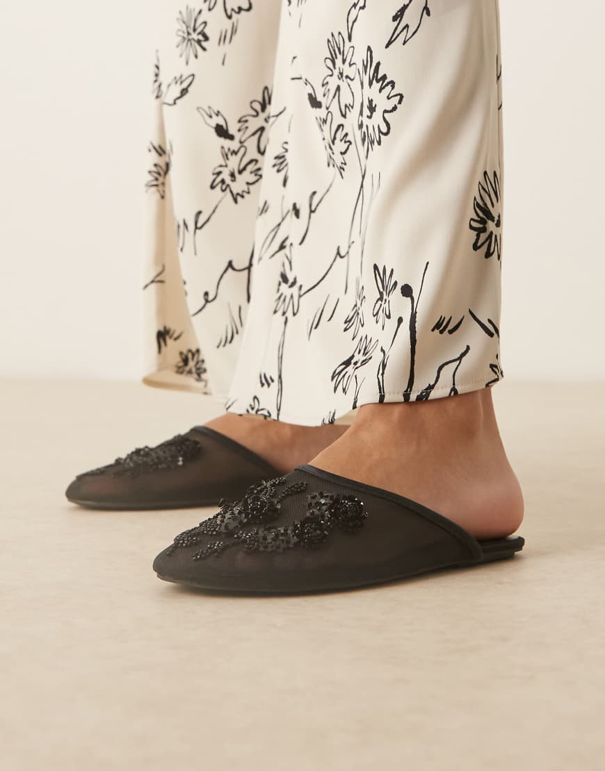 ASOS DESIGN - Lilyana - Verzierte Mules-Ballerinas aus Netzstoff in Schwarz ASOS DESIGN - Lilyana - Verzierte Mules-Ballerinas aus Netzstoff in Schwarz von ASOS DESIGN
