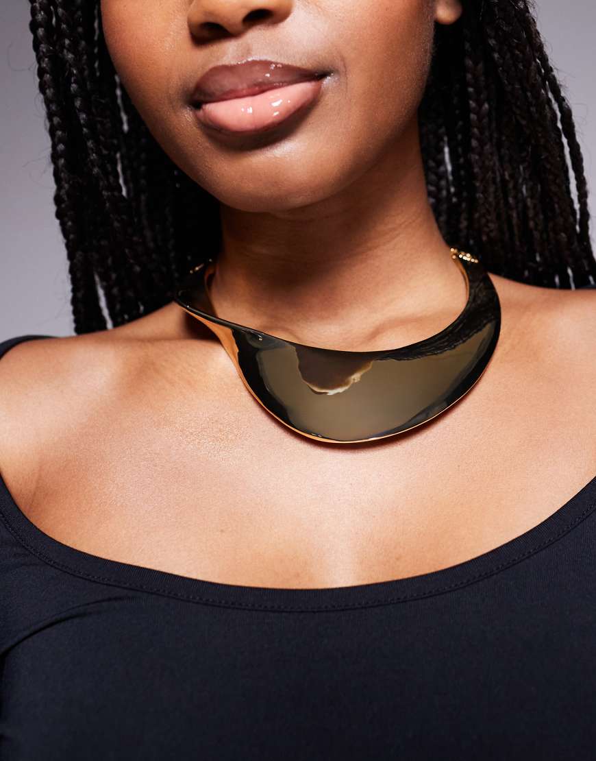 ASOS DESIGN - Limited Edition - Eng anliegende Spangen-Kette in Gold-Optik mit breitem, abstraktem verdrehtem Design-Goldfarben von ASOS DESIGN